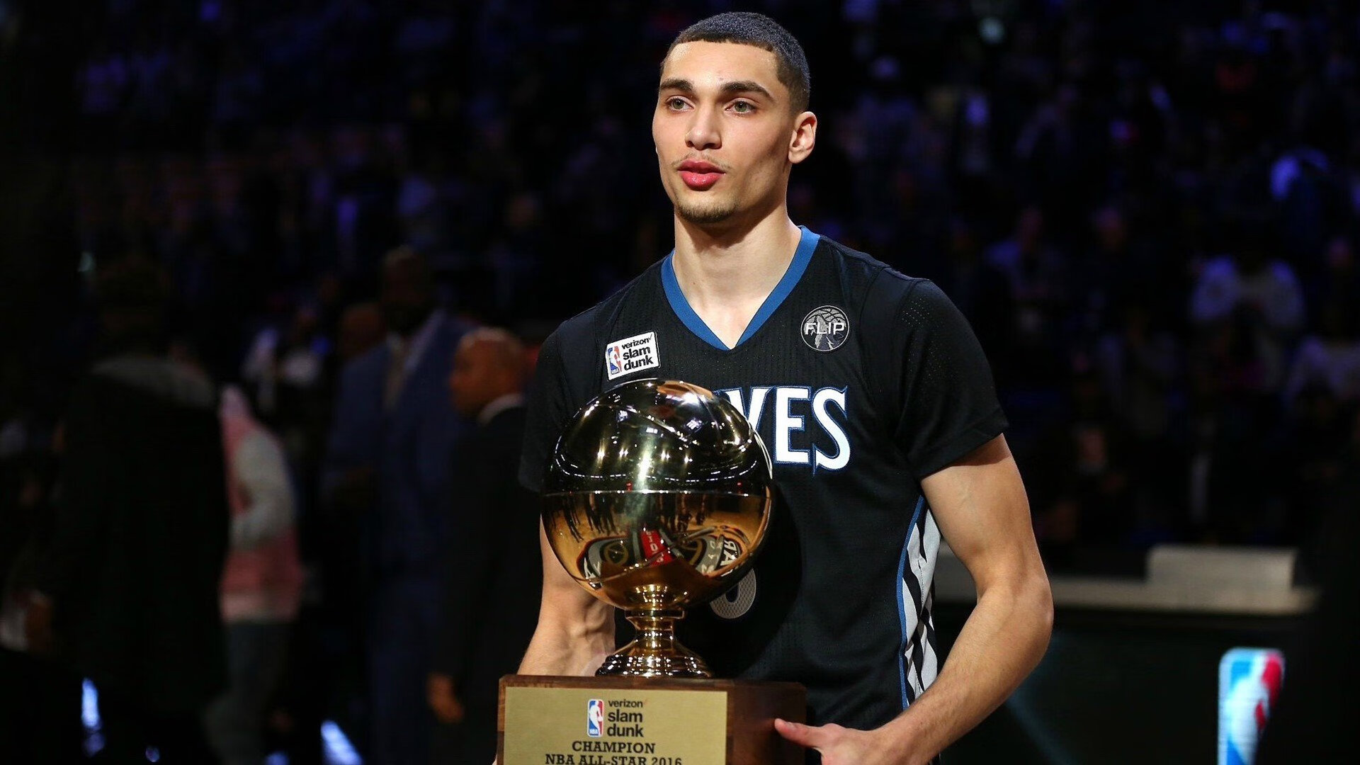 足球场上的横扫与乒乓球台的扛起，葡萄牙的团队风暴与奥恰洛夫的个人英雄主义